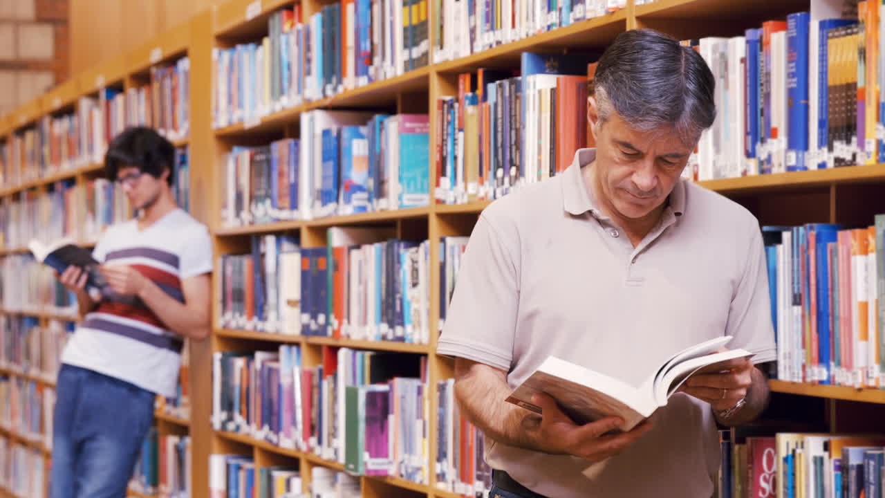 maestros y estudiantes leyendo libros