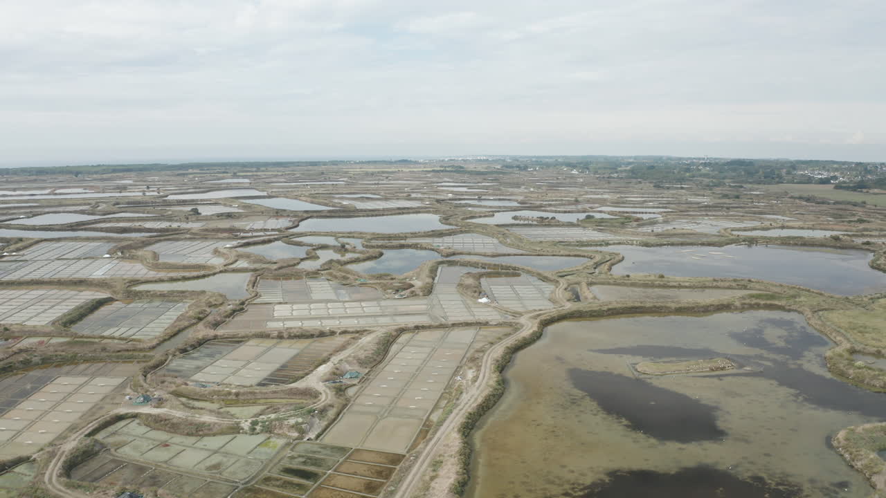 punto de vista aéreo de aviones no tripulados de los marais salants de guerande o pantanos salados de guerande