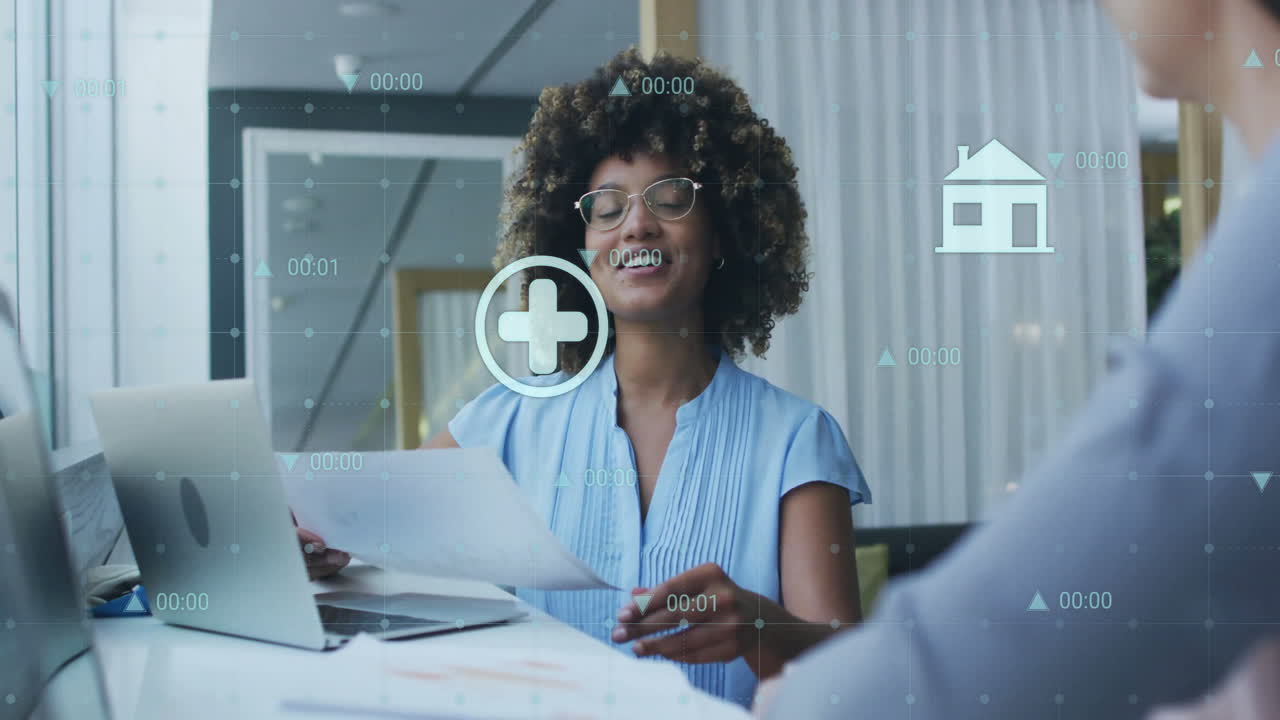 animación del procesamiento de datos financieros sobre diversas personas de negocios en la oficina