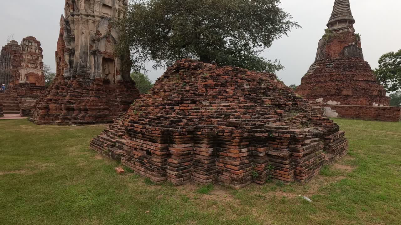 un paseo por las ruinas históricas del templo a lo largo del tiempo