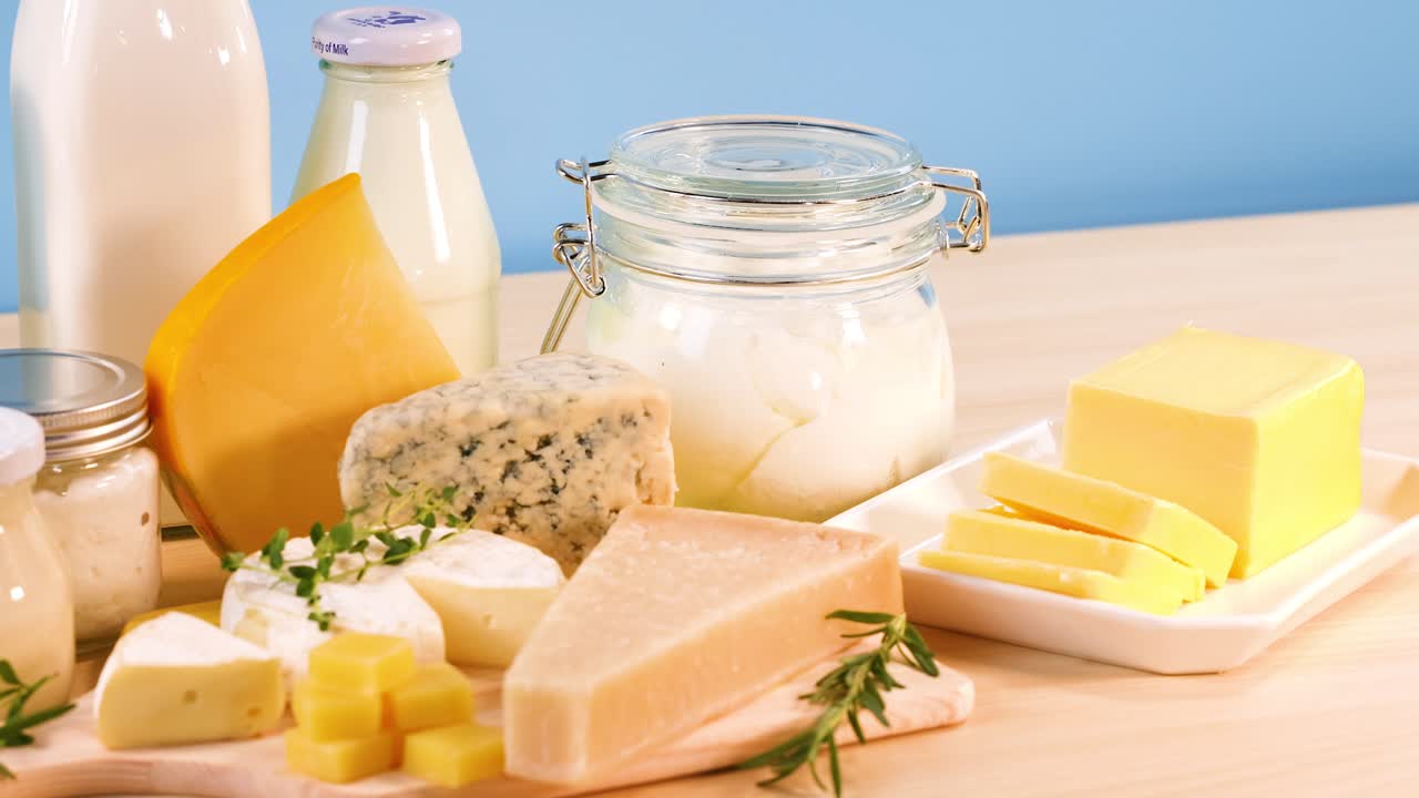 varios productos lácteos dispuestos en una mesa