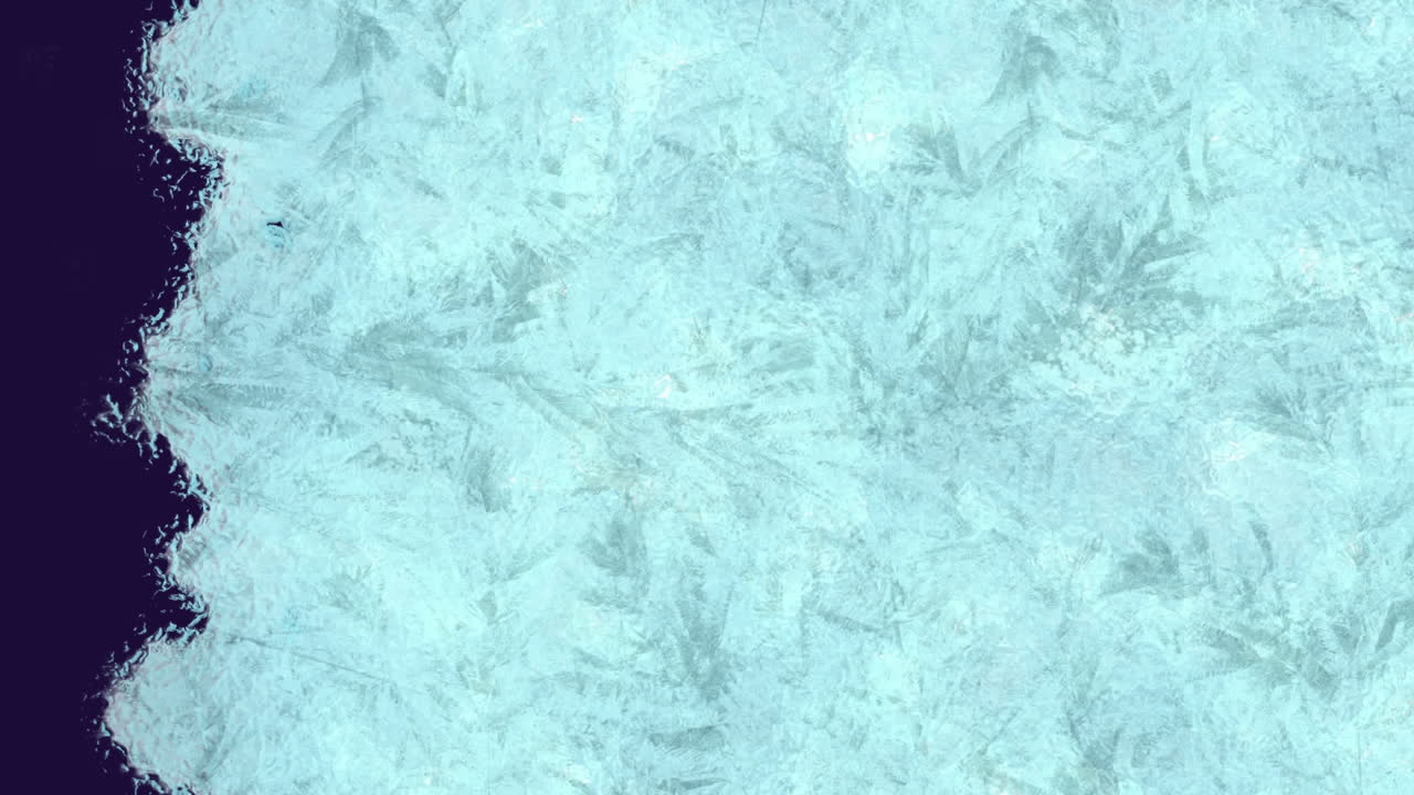 검은 바탕에 얼어붙은 화면의 애니메이션