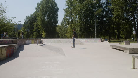un chico caucásico en el parque de skate.