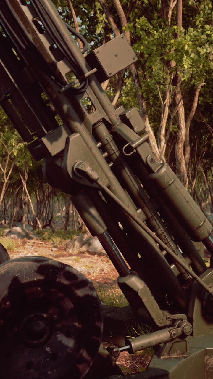 primer plano de un obús militar en un entorno forestal