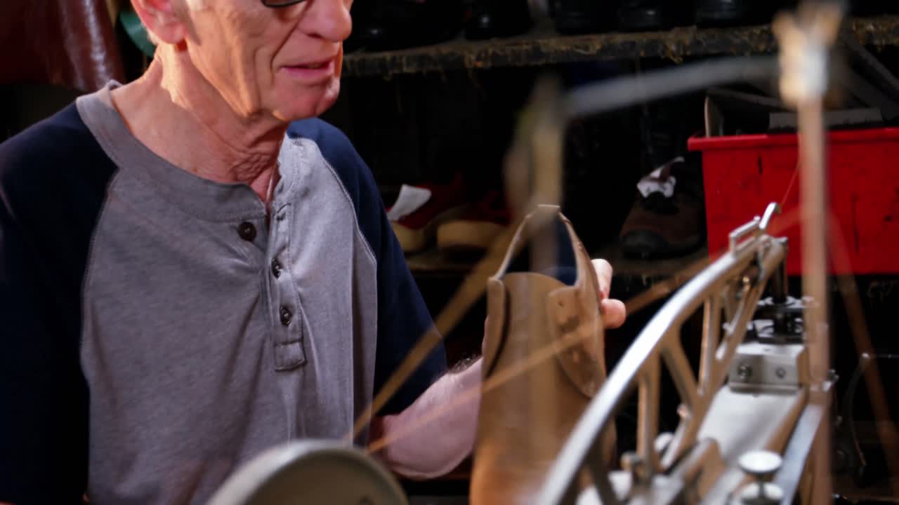 zapatero con máquina de coser