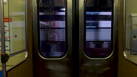 punto de vista viaje en metro más allá de la estación de tren de chicago loop