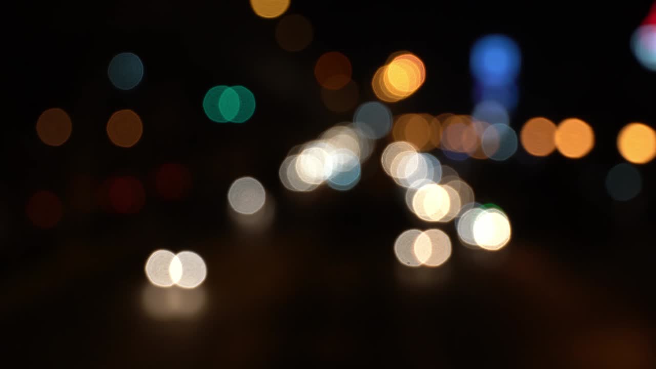 círculo borroso bokeh tráfico en la carretera por la noche