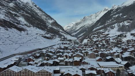 altos picos de montaña y valle en zermatt, suiza con estación de esquí y ciudad en un brillante día de invierno