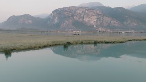 Squamish-Bc-Estuario-Drone-Pan-Durante-La-Puesta-De-Sol-4k