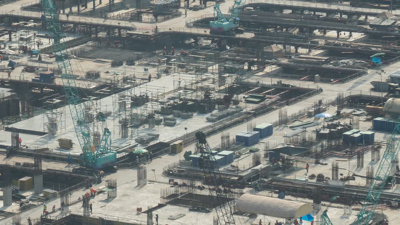 tiempo transcurrido en el sitio de construcción con maquinaria de construcción pesada en la metrópolis