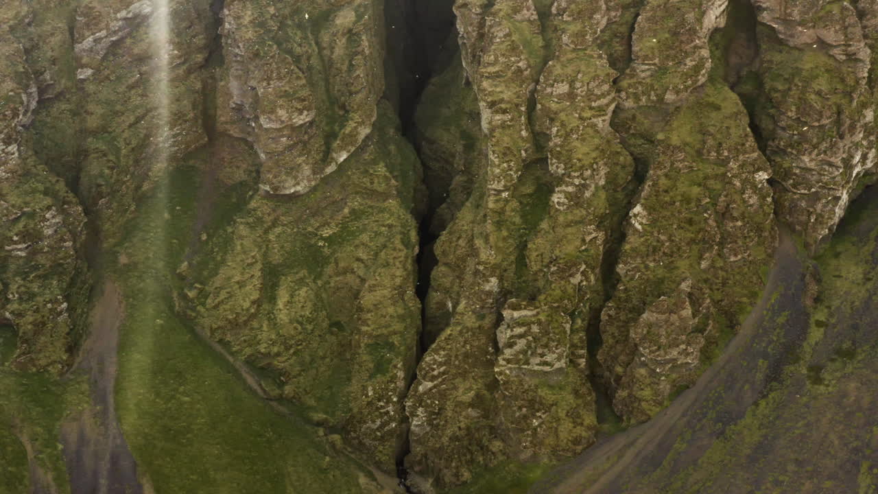 vista aérea del escarpado paisaje montañoso con musgo verde en la península de snaefellsnes en islandia