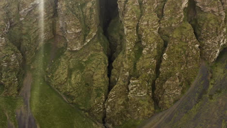 Vista-Aérea-Del-Escarpado-Paisaje-Montañoso-Con-Musgo-Verde-En-La-Península-De-Snaefellsnes-En-Islandia