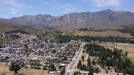 Pan-Dejó-Volando-Sobre-El-Pueblo-De-Esquel-Rodeado-De-árboles-Y-Montañas-Andinas,-Patagonia-Argentina