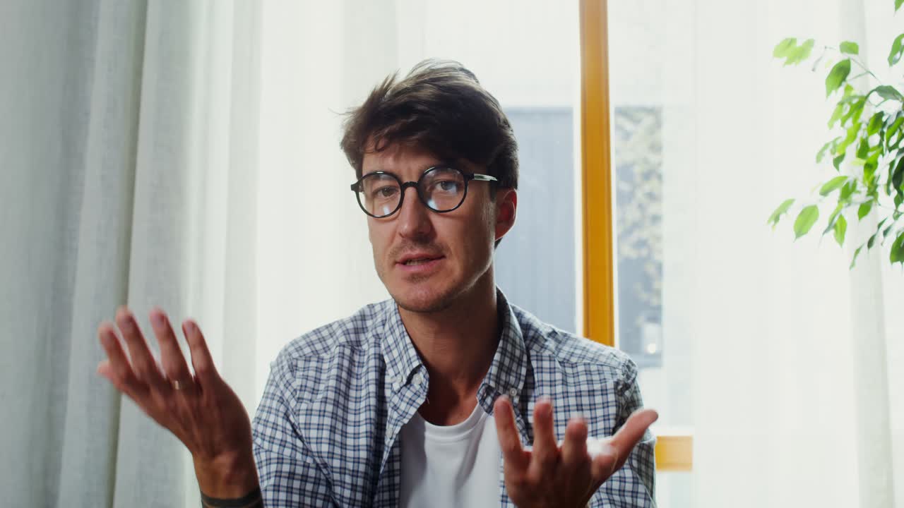 카메라를 바라보는 남자