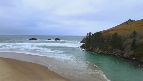 Costa-De-Oregon,-Olas-Rodando-En-Una-Hermosa-Playa-Vacía-Pnw-En-Un-Día-Nublado