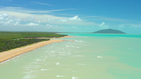 sobrevuelo aéreo de drones de 4k de la pintoresca costa de la playa de carmila con agua azul y horizonte de la isla en el norte de queensland, australia