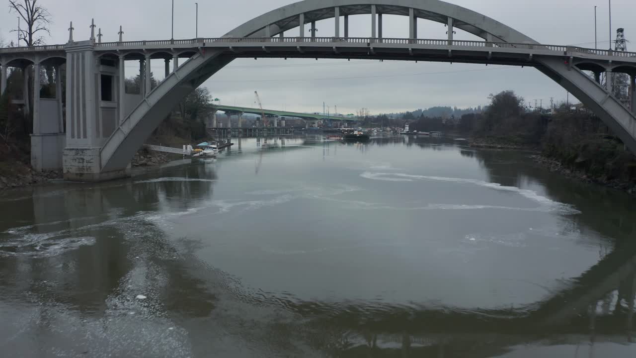 воздушный снимок над рекой уилламет под арковым мостом в орегон-сити
