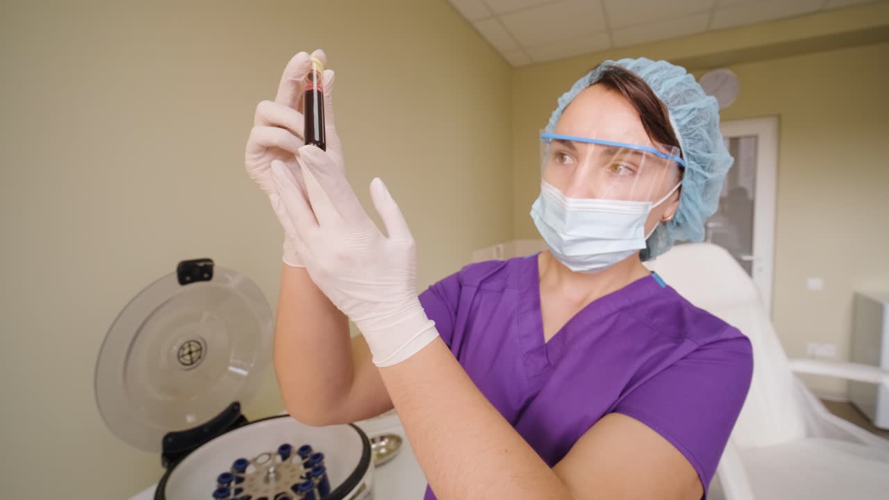 preparación de plasma rico en plaquetas. tubo con sangre en las manos. centrifugadora.
