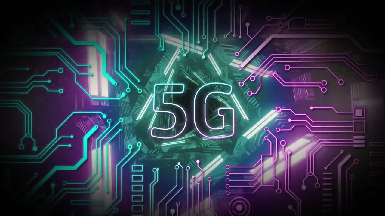 texto de 5g sobre conexiones de microprocesador contra un túnel brillante