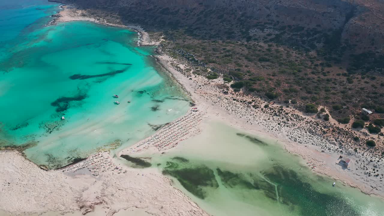 vista descendente de arriba hacia abajo hermoso mar turquesa claro en la playa turística de balos, isla de creta