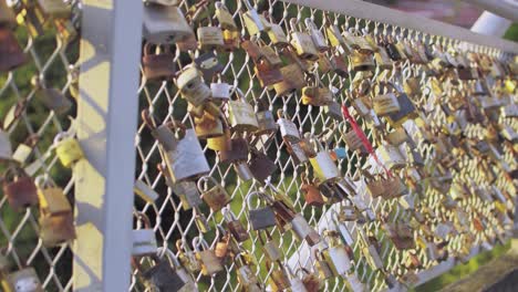 Valentinstag-Vorhängeschloss-Auf-Der-Brücke-In-Kolumbien