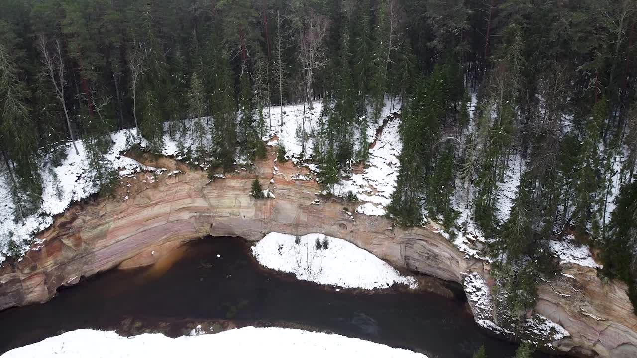 vista aérea de drones del afloramiento de suur taevaskoda en el condado de põlva en estonia en invierno