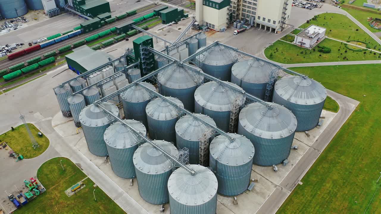 에 있는 둥근 강철 엘리베이터, 농산물을 보관하기 위한 곡물 컨테이너, 수확을 위한 큰 실로, 농업 사업,  뷰