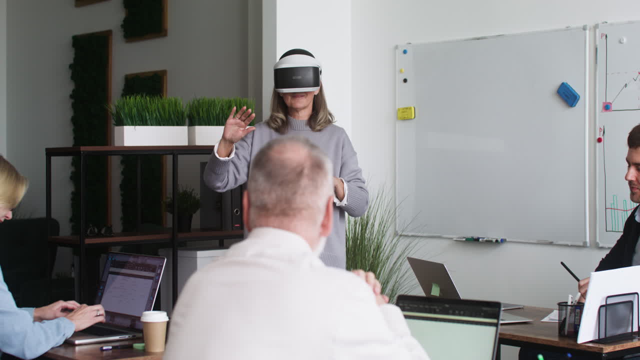 учитель объясняет в классе.