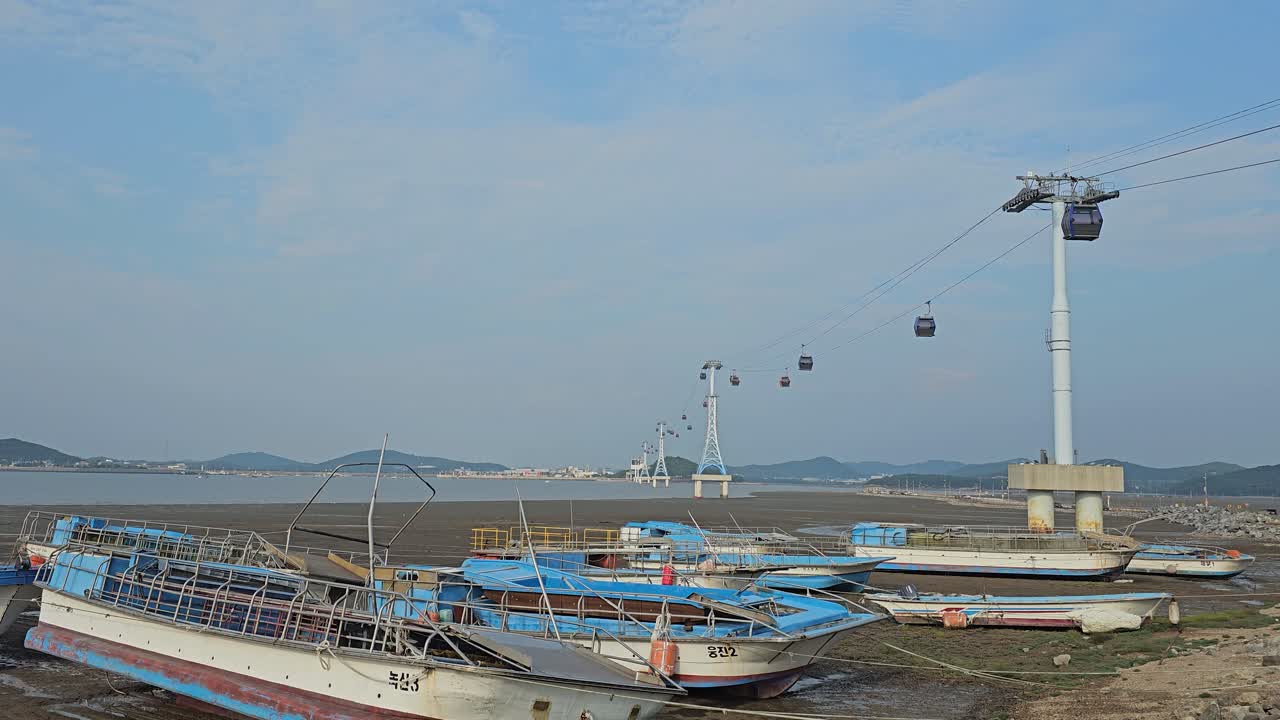 제부도 섬 해안에 정박한 배들, 남한의 세오헤랑 제부 해상 케이블카를 볼 수 있다.