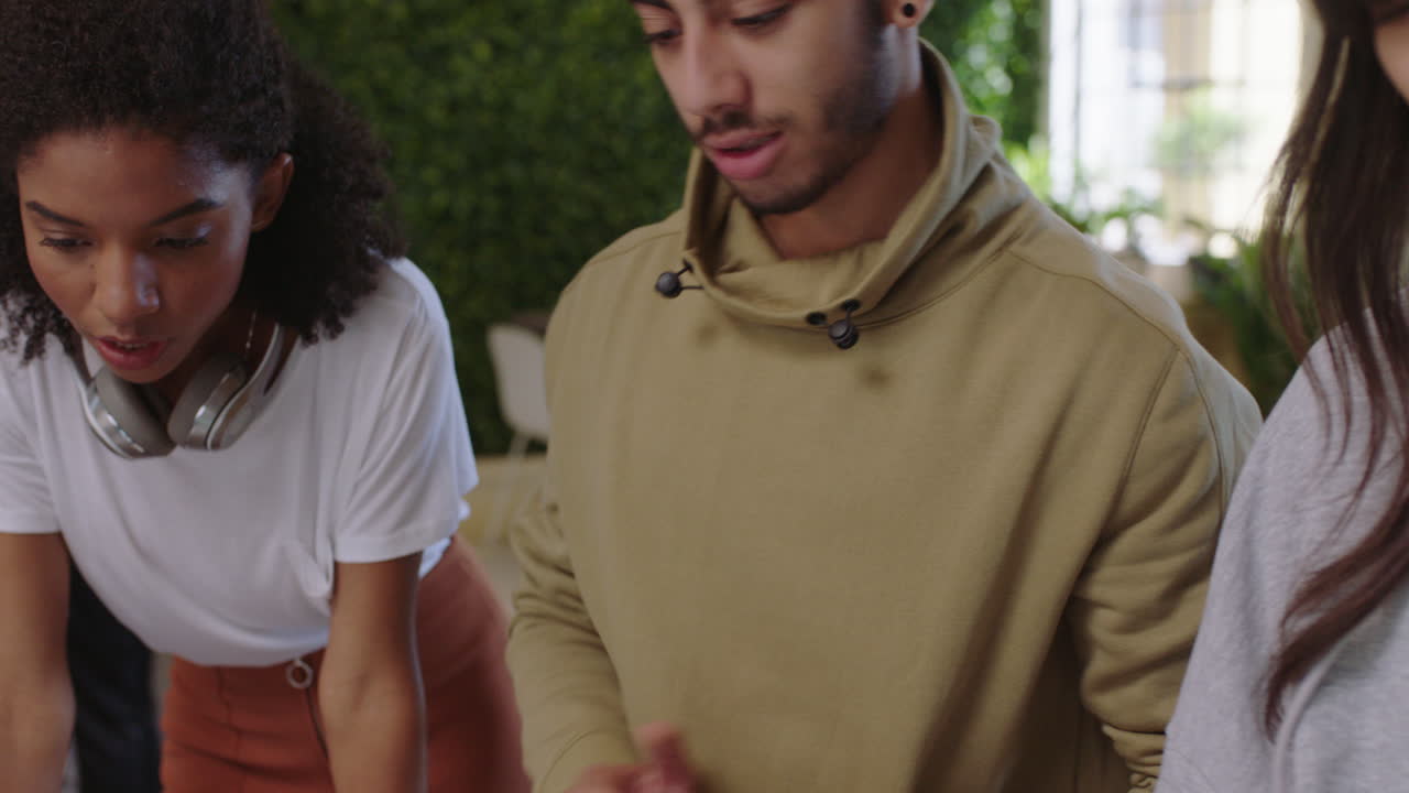 jóvenes empresarios multiétnicos haciendo lluvia de ideas líder de equipo hombre compartiendo ideas estudiantes trabajando juntos en un proyecto usando computadoras portátiles estrategia de planificación en el lugar de trabajo de la oficina