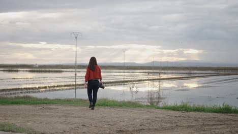 woman photographer in a rice paddy field