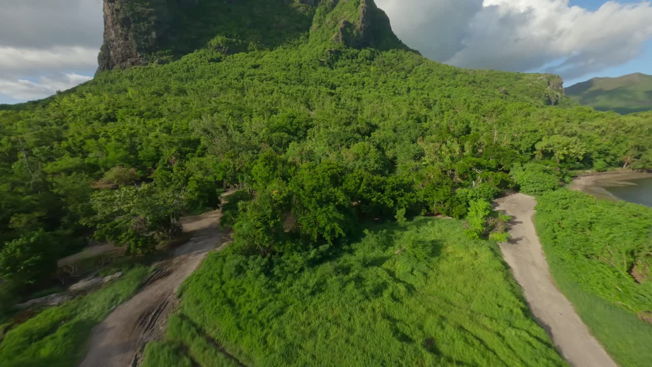 drone volando hacia el famoso punto de referencia le morne brabant en mauricio