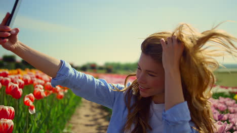 Hübsche-Frau-Flirtet-Online-Im-Frühlingsblumengarten.-Lächelndes-Mädchen,-Das-Selfie-Macht