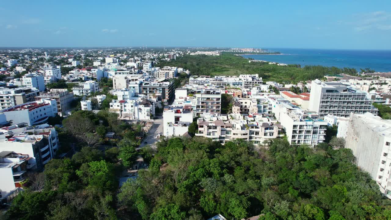 화창한 날 퀸타나로오 멕시코에 있는 플라야 델 카르멘 해안선의 아파트 스카이라인, 공중