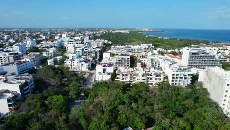 horizonte de apartamentos de la costa de playa del carmen en quintana roo méxico en un día soleado, antena