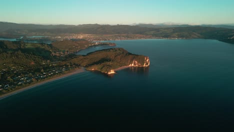 Vista-Aérea-Del-Mirador-Del-Punto-De-Shakespeare-Al-Amanecer-En-Nueva-Zelanda