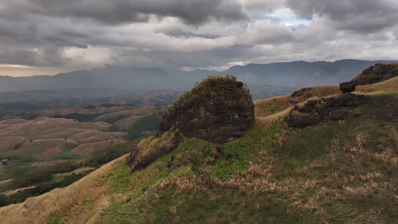 video del avión no tripulado sobre las montañas de fiji
