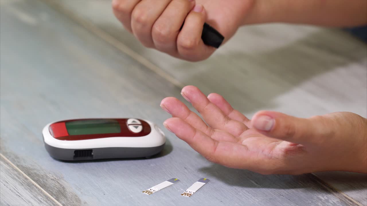 혈당 수치를 확인하는 것