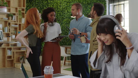 jóvenes empresarios conociendo mujeres afroamericanas líderes compartiendo ideas en equipo conociendo colegas trabajando juntos planeando proyectos disfrutando de un moderno lugar de trabajo de oficina