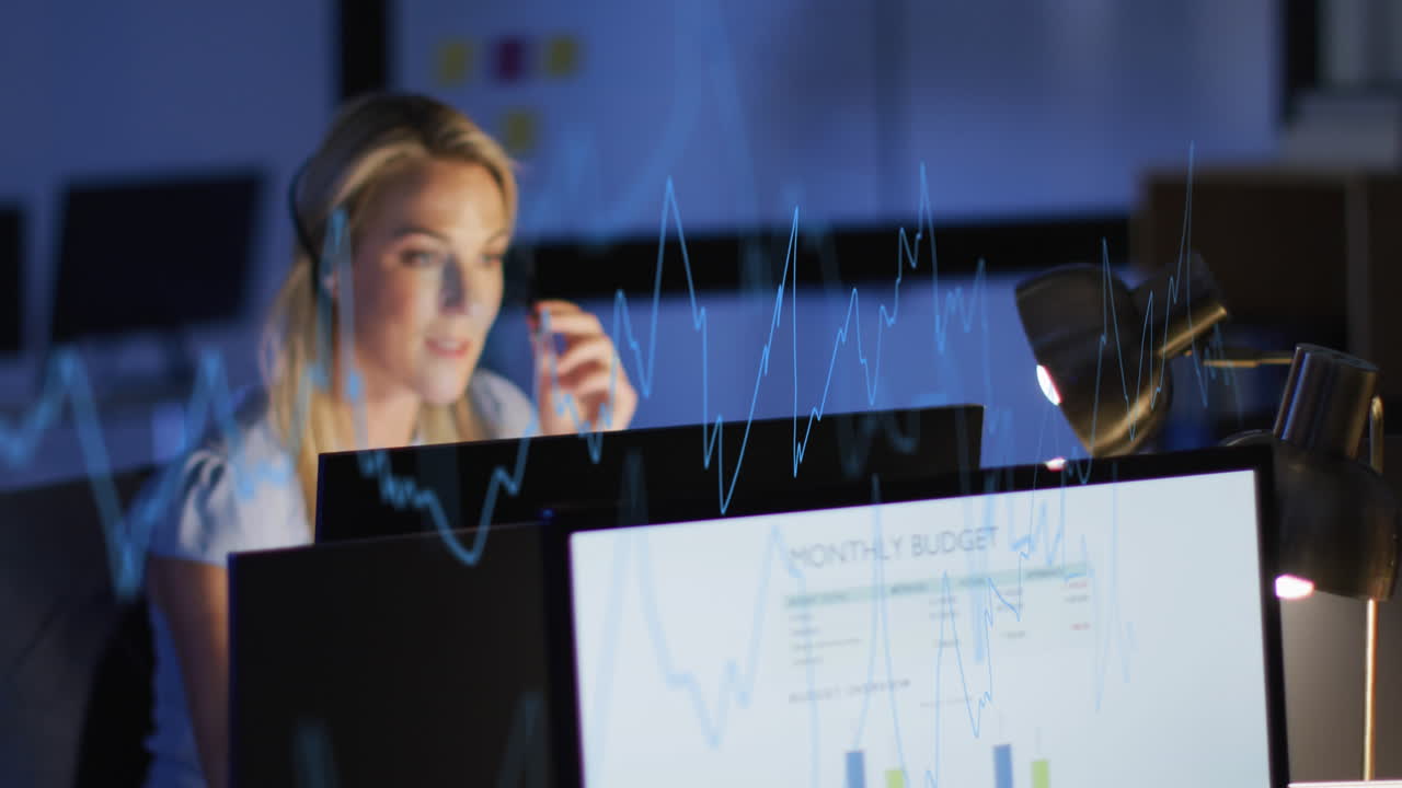 animación del procesamiento de datos financieros sobre una mujer de negocios caucásica que trabaja en la oficina