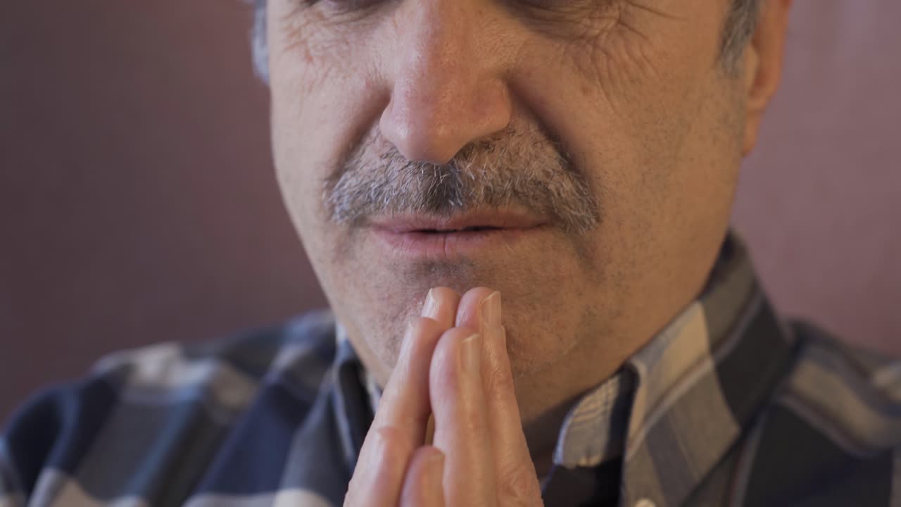 O idoso ora olhando para o céu com esperança e fé
