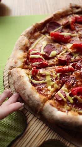 se está comiendo pizza.