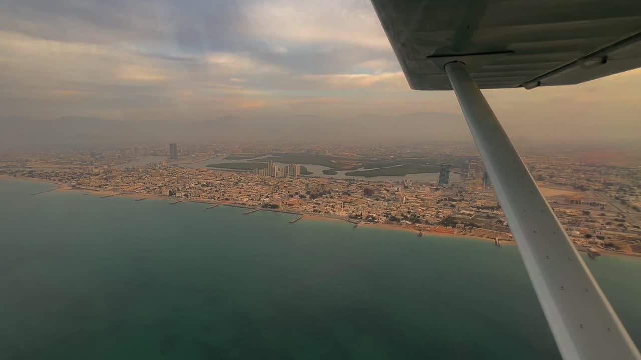 Vista aerea della costa e del paesaggio urbano di Ras Al Khaimah filmata da un aereo leggero negli Emirati Arabi Uniti