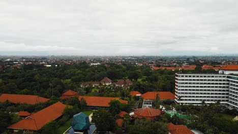 Wunderschöner-Filmischer-Sanur-Strand,-Bali-Drohnenaufnahmen-Mit-Interessanter-Landschaft,-Hotel,-Resorts-Und-Ruhigem-Wetter