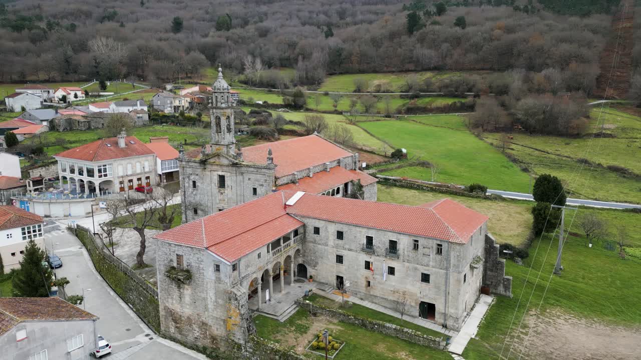paralaje aéreo de izquierda a derecha del antiguo monasterio de santa maría de xunqueira