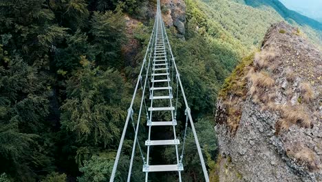 Überquerung-Langer-Klettersteigbrücke-1