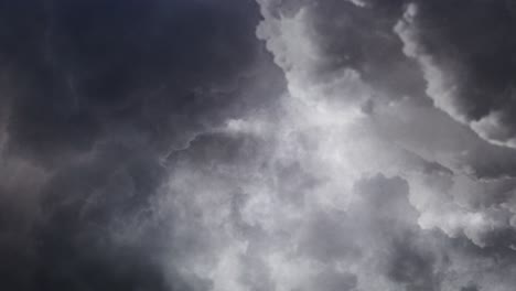 vista 4k de tormentas eléctricas y nubes grises.
