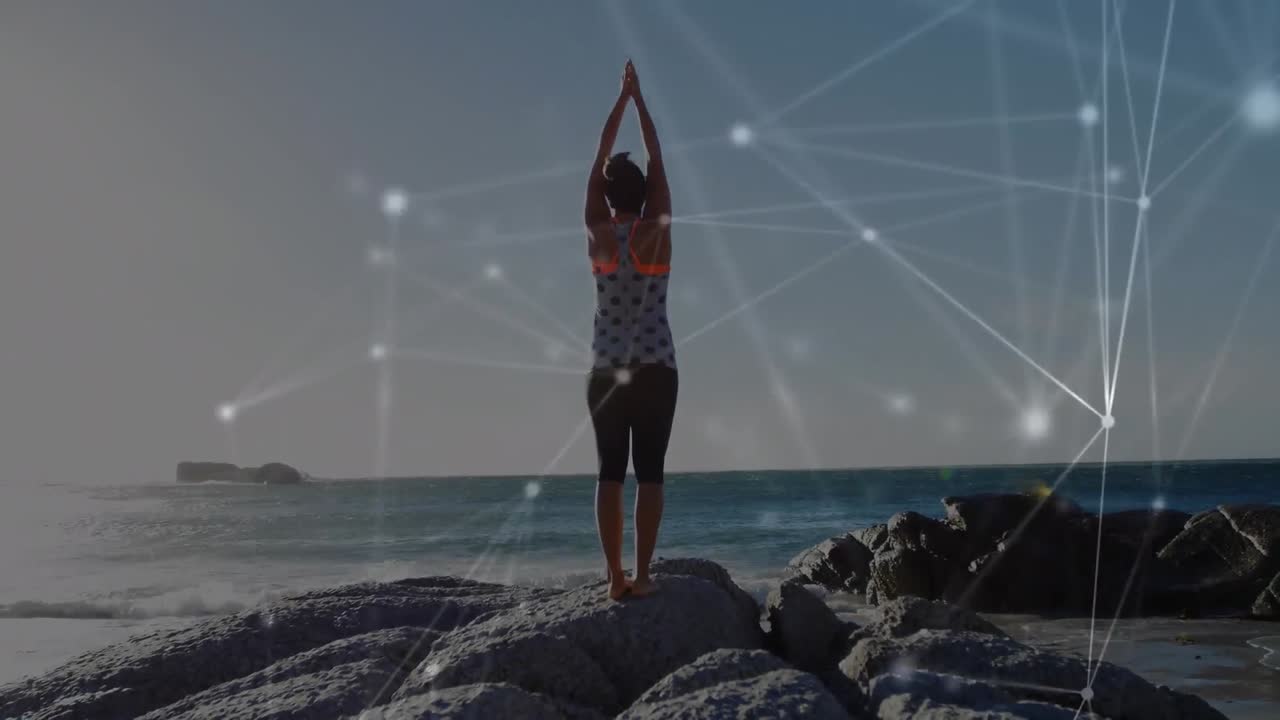 바다  ⁇ 에 서서 팔을 들고 있는 여자 위에 빛나는 글로벌 네트워크의 애니메이션