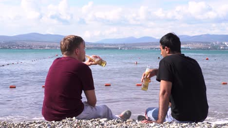 amigos disfrutando de la cerveza en la playa