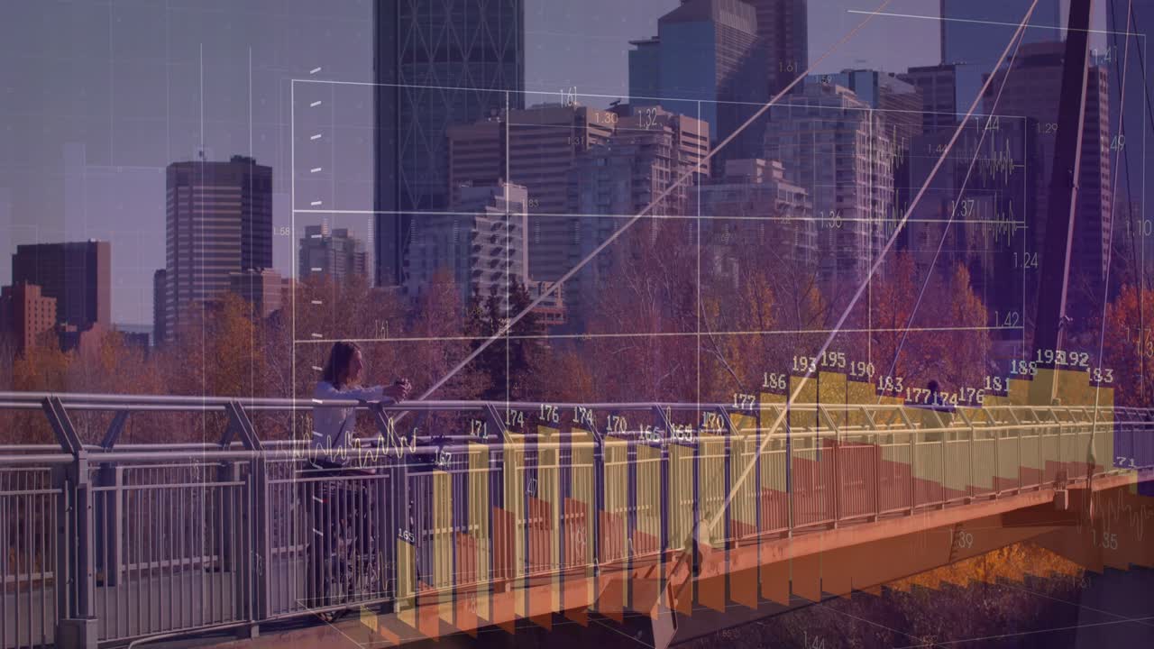 Homme adulte poussant une poussette sur une travée de pont, avec des barres jaunes ascendantes illustrant les tendances des mises à jour des données du marché.